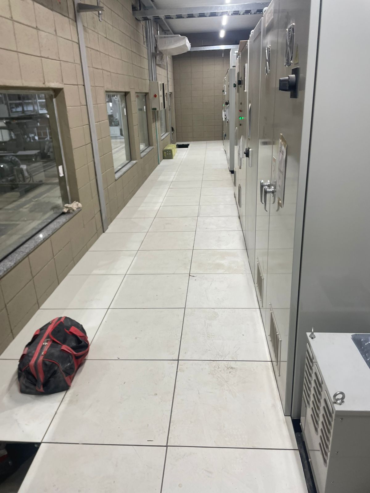 Piso elevado em área industrial